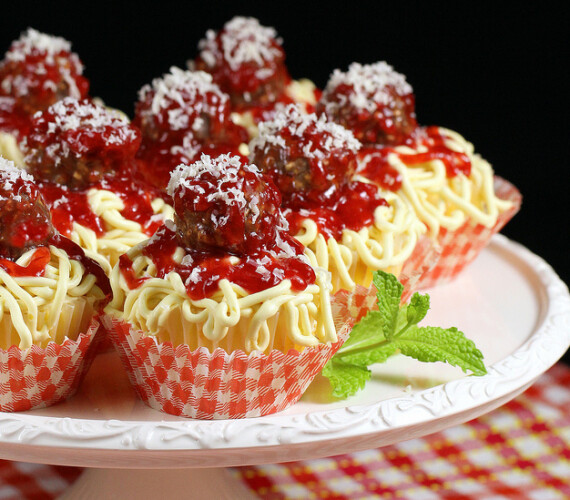 Spaghetti and Ferrero Rocher Chocolate Meatball Cupcakes [Recipe]
