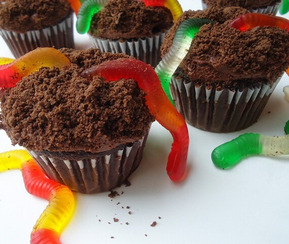 Halloween Worms in Dirt Cupcakes!